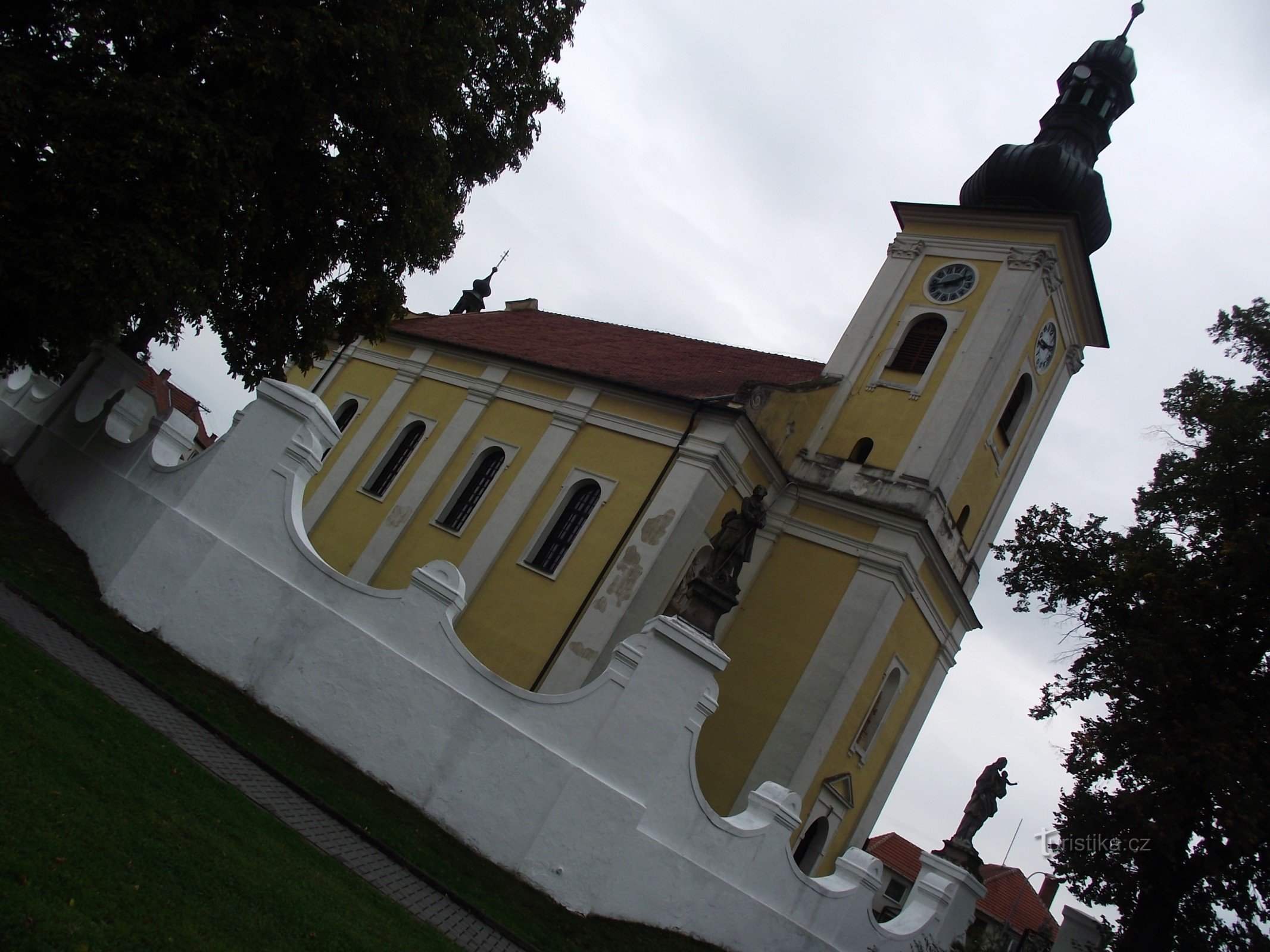 Milotice – la iglesia de Todos los Santos y la galería de esculturas en la pared