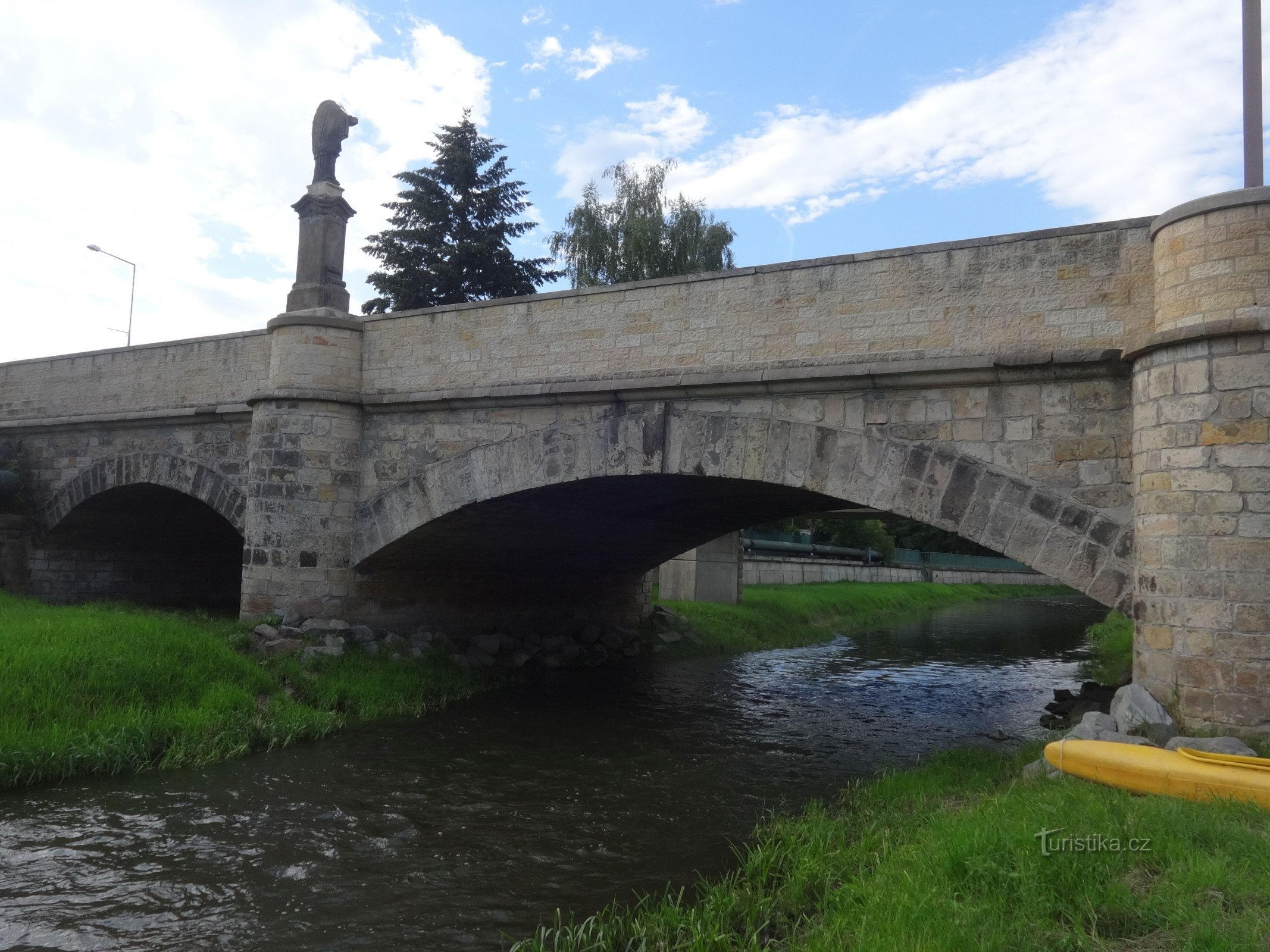 Mimoň et Jan de Pomuk au bord de la rivière Ploučnice