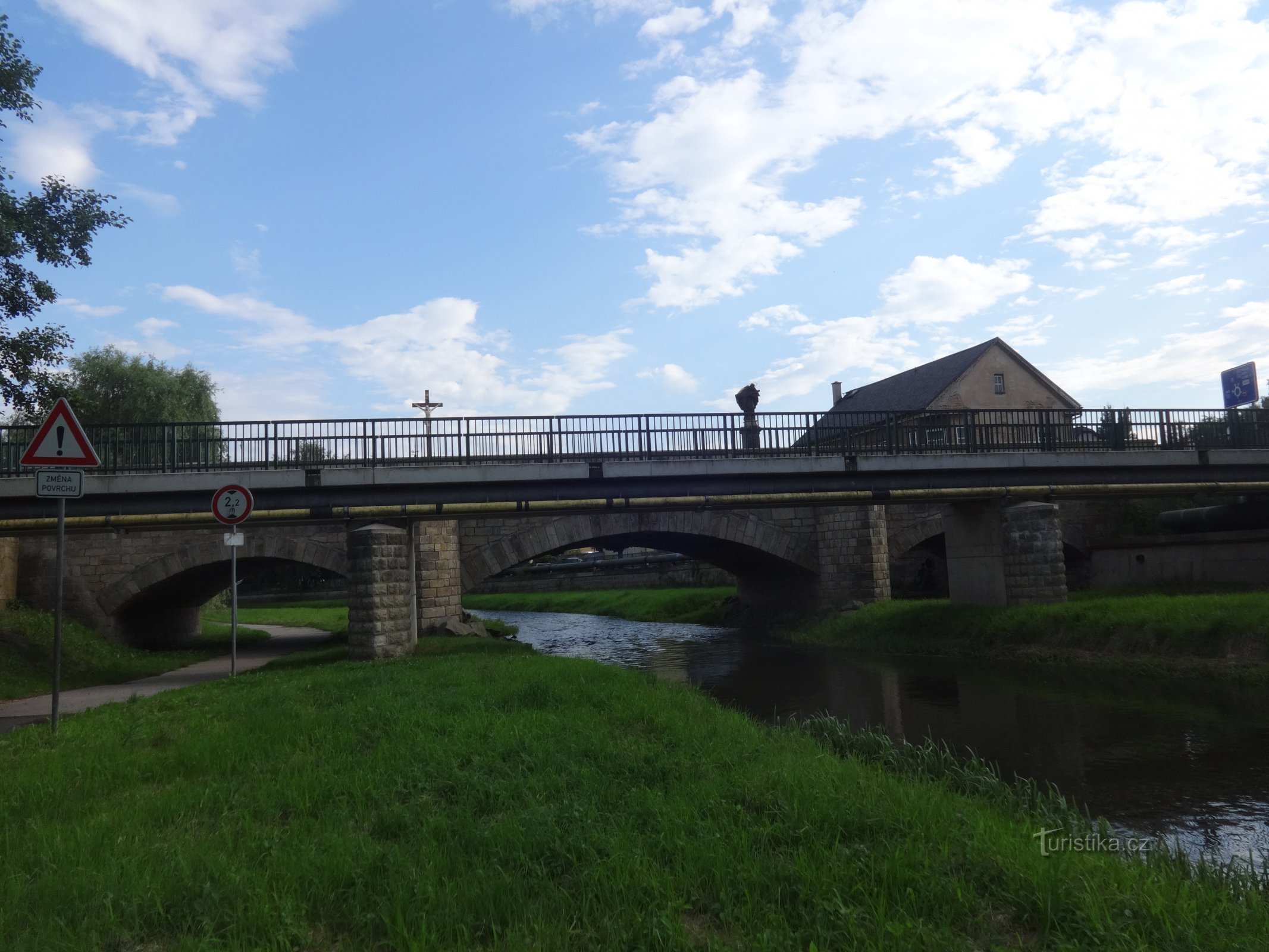 Mimoň en Jan uit Pomuk bij de rivier Ploučnice