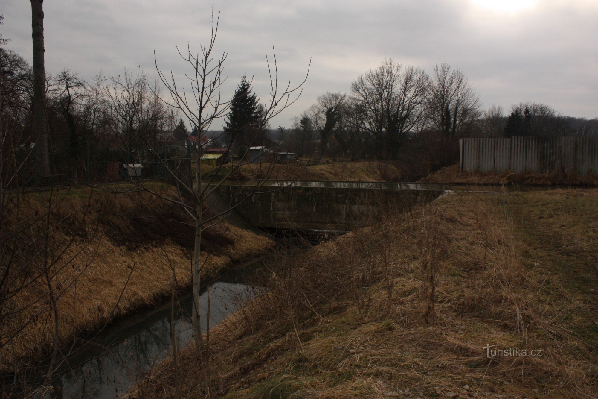 Traversée hors niveau du ruisseau Svodnice avec un entraînement de moulin