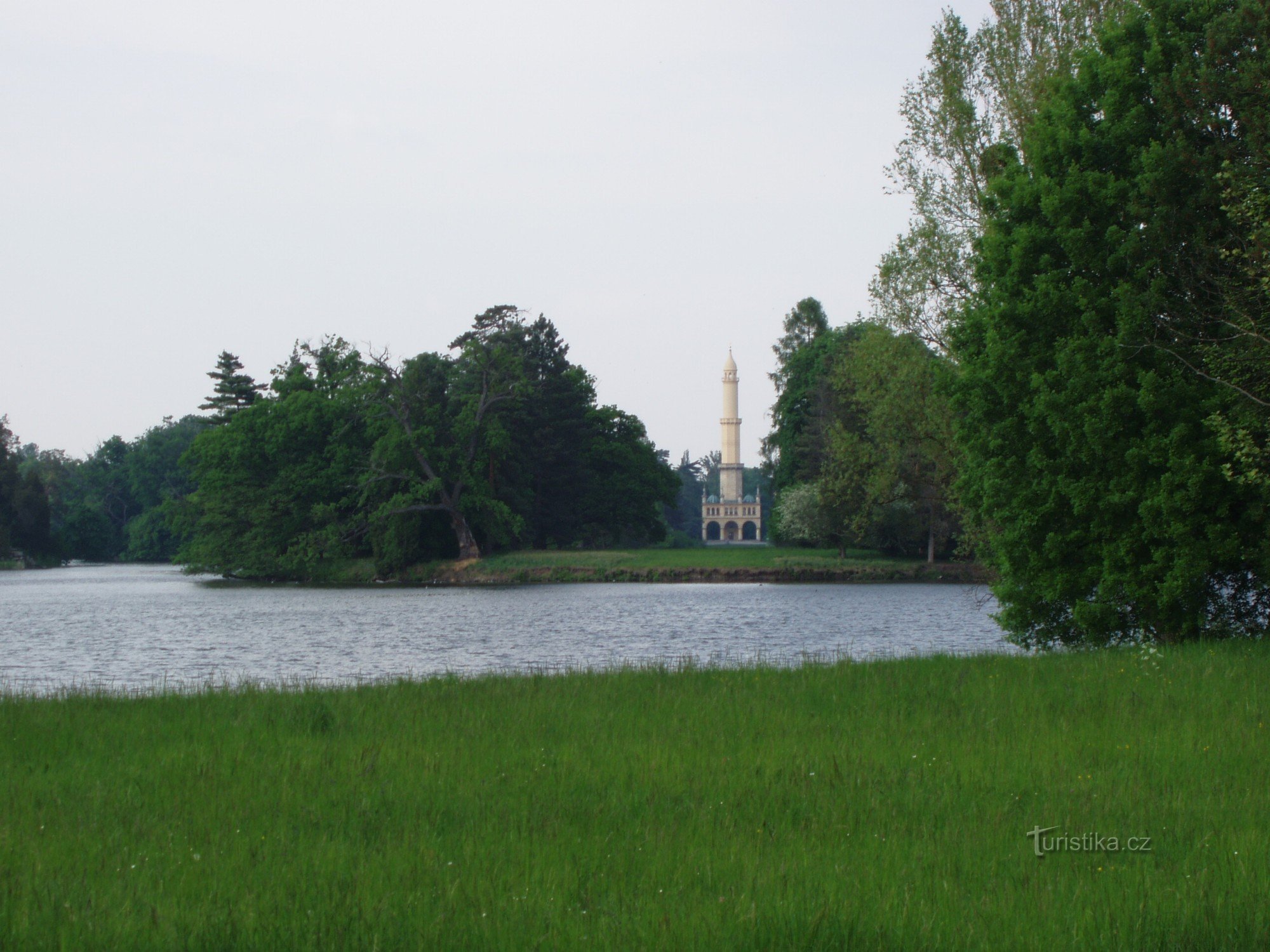 Minareetti linnapuistossa Lednicessä