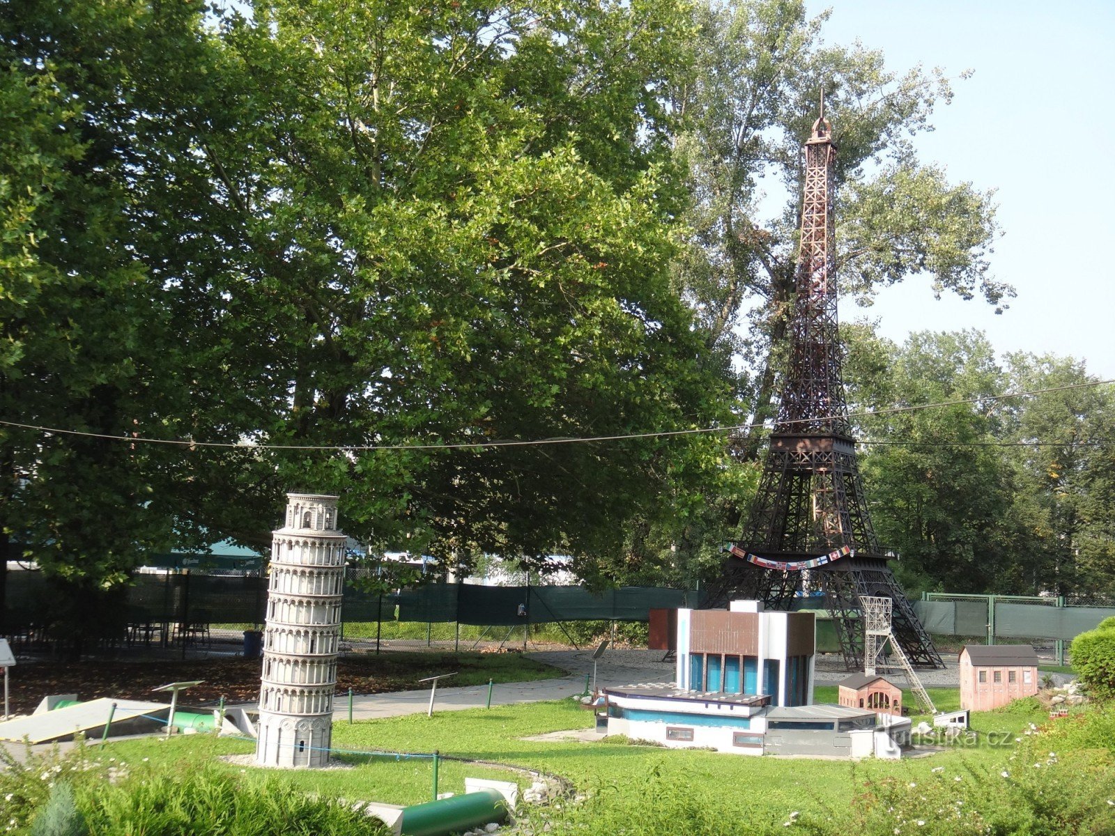 mini Eifflov stolp in poševni stolp v Pisi ter rudarski muzej Landek