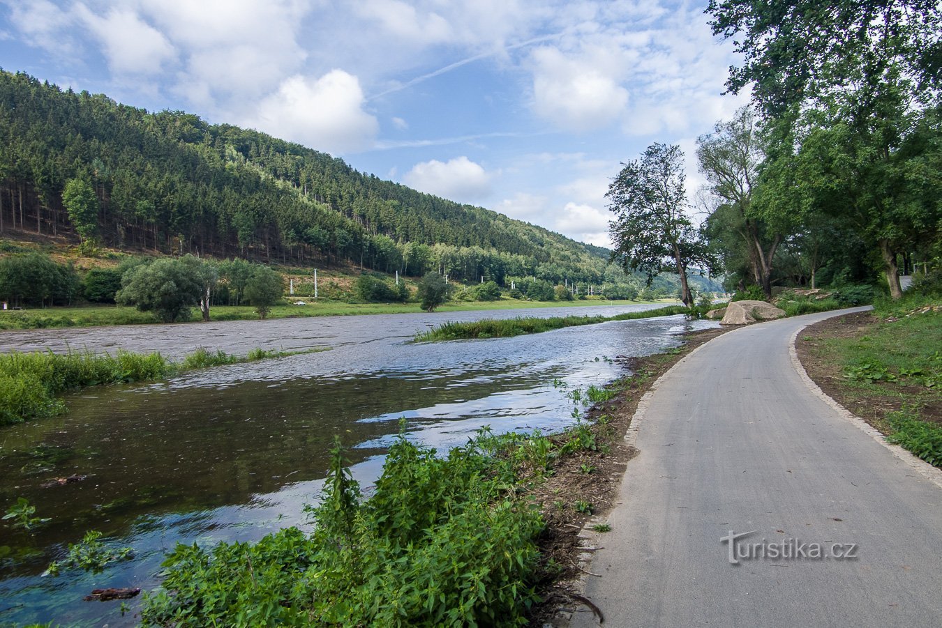 Något förhöjd Elbe