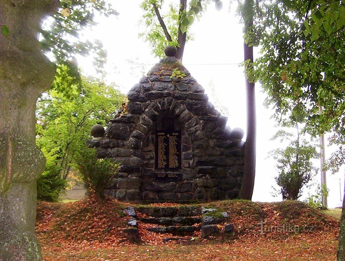 Mírov - mémorial aux morts au début du village - Photo : Ulrych Mir.