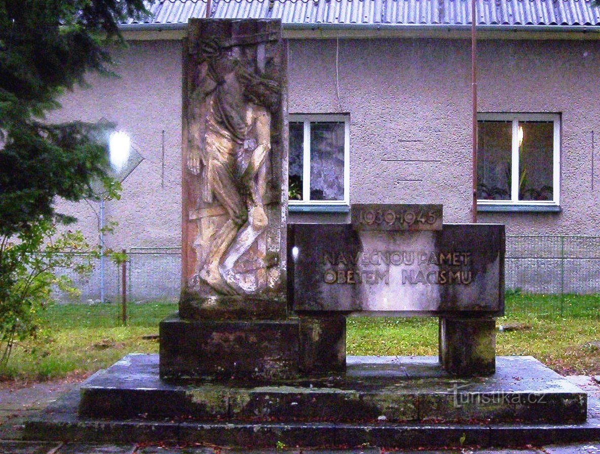 Mírov-监狱前公园的纪念碑-照片：Ulrych Mir。