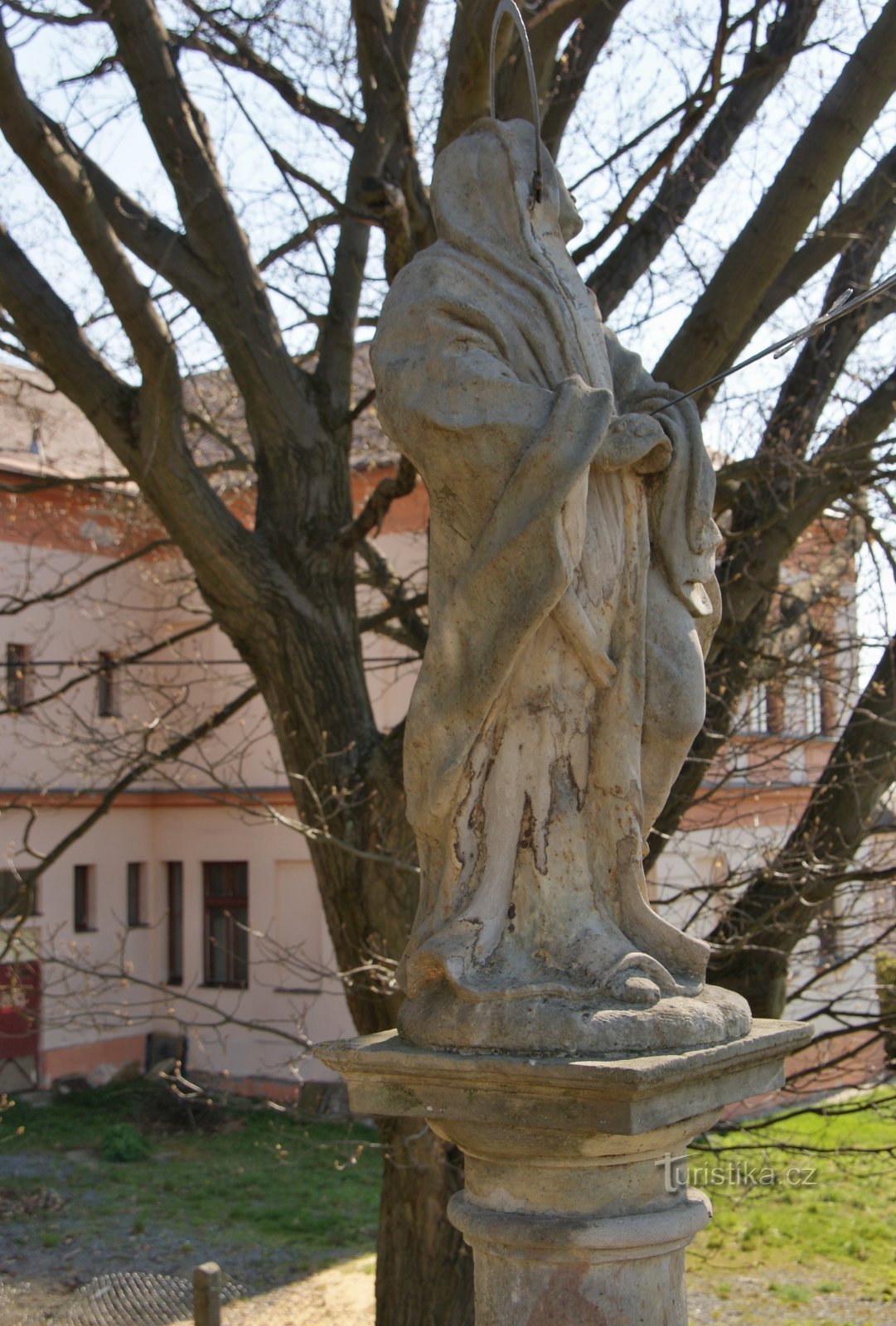 Mírov - eine Säule mit einer Statue der Jungfrau Maria der Schmerzen