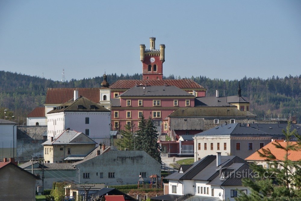 Mírov - un complexe de château médiéval avec une église baroque et une célèbre prison