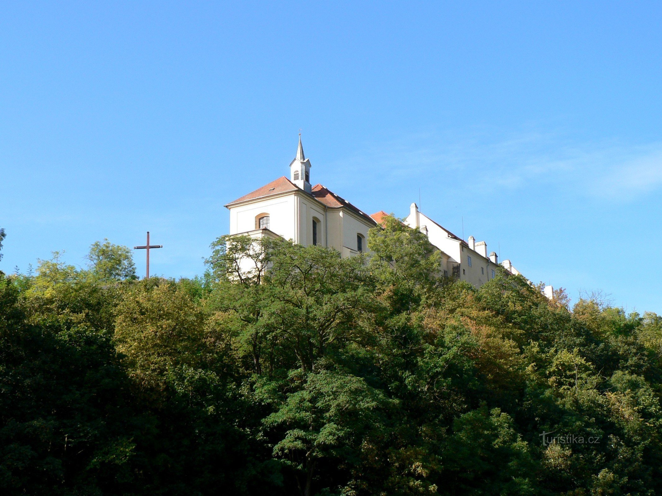missionskors, kirken for indvielsen af ​​St. Et kors og et slot bagved