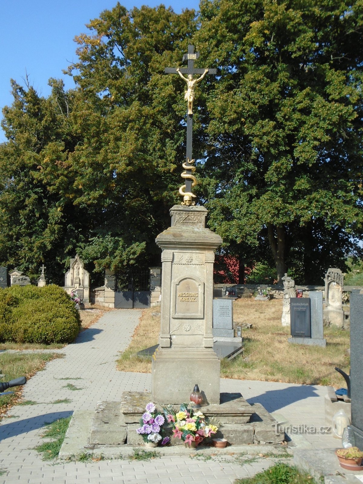 Krzyż misyjny na cmentarzu (Zaloňov, 17.8.2018)