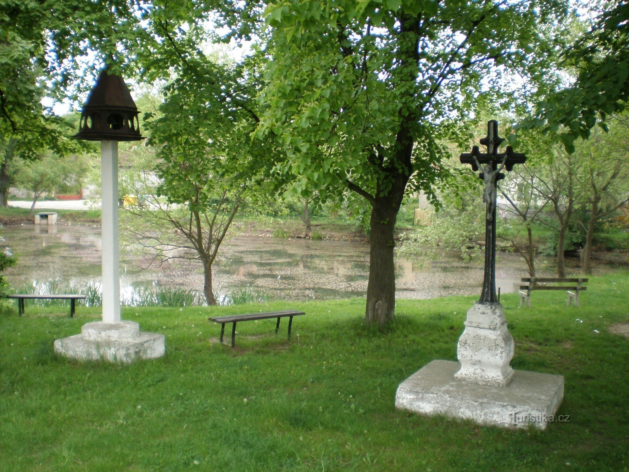 Miškovice - Kreuz und Glocke