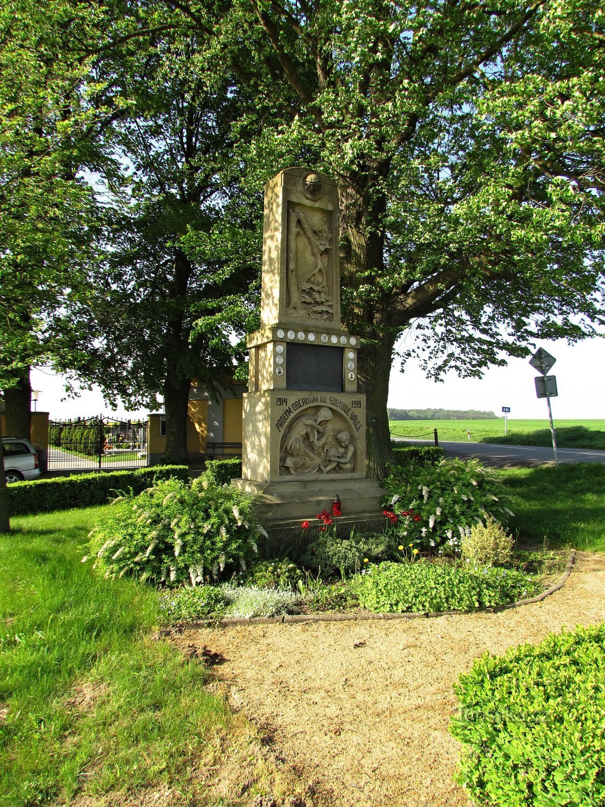 Míškovice - 阵亡者纪念碑、教堂和墓地