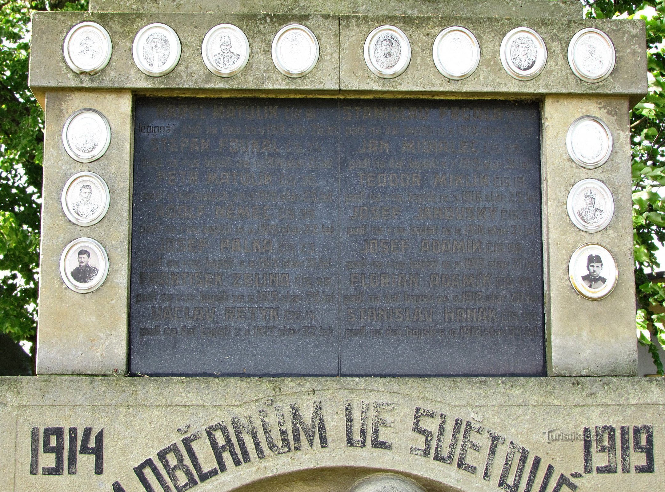 Míškovice - Az elesettek emlékműve, kápolnák és temetők