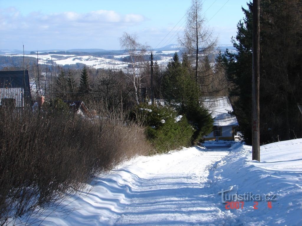 La route locale se transforme en piste de luge éclairée en hiver.