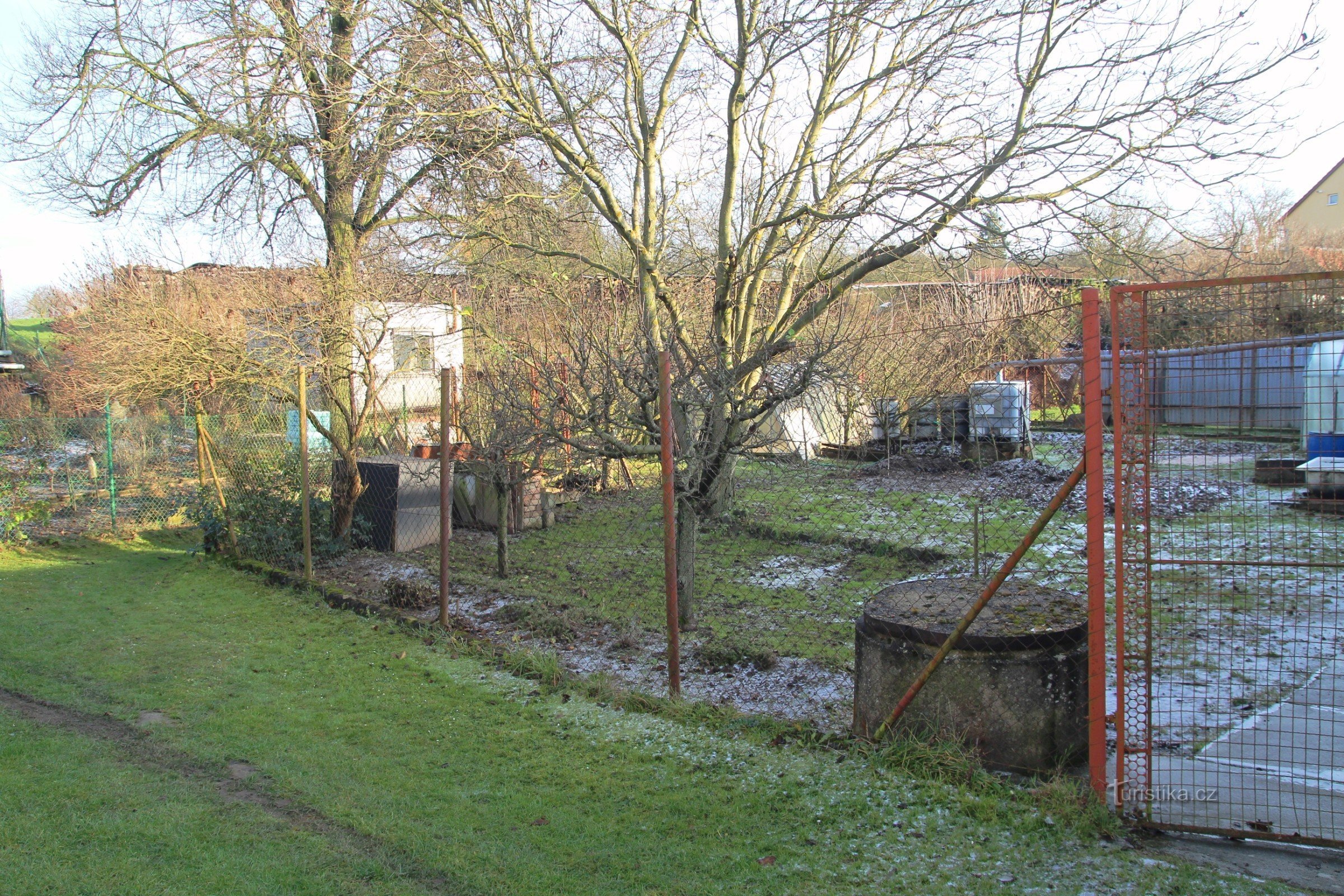 Der Ort des ehemaligen Tauchplatzes, im Vordergrund der Kreis, in dem heute der Rohrbach endet. Bei P