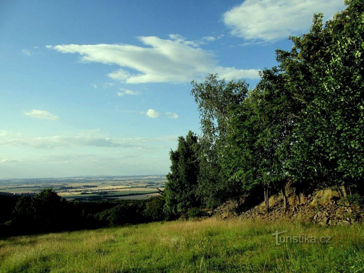 O lugar onde os livros sagrados são escritos. Muro de pedra em Hřibová.