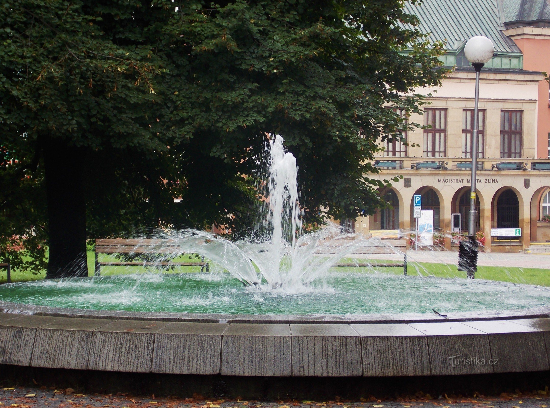 Ein Ort der Ruhe – ein Park mit Springbrunnen in Zlín am Náměstí Miru