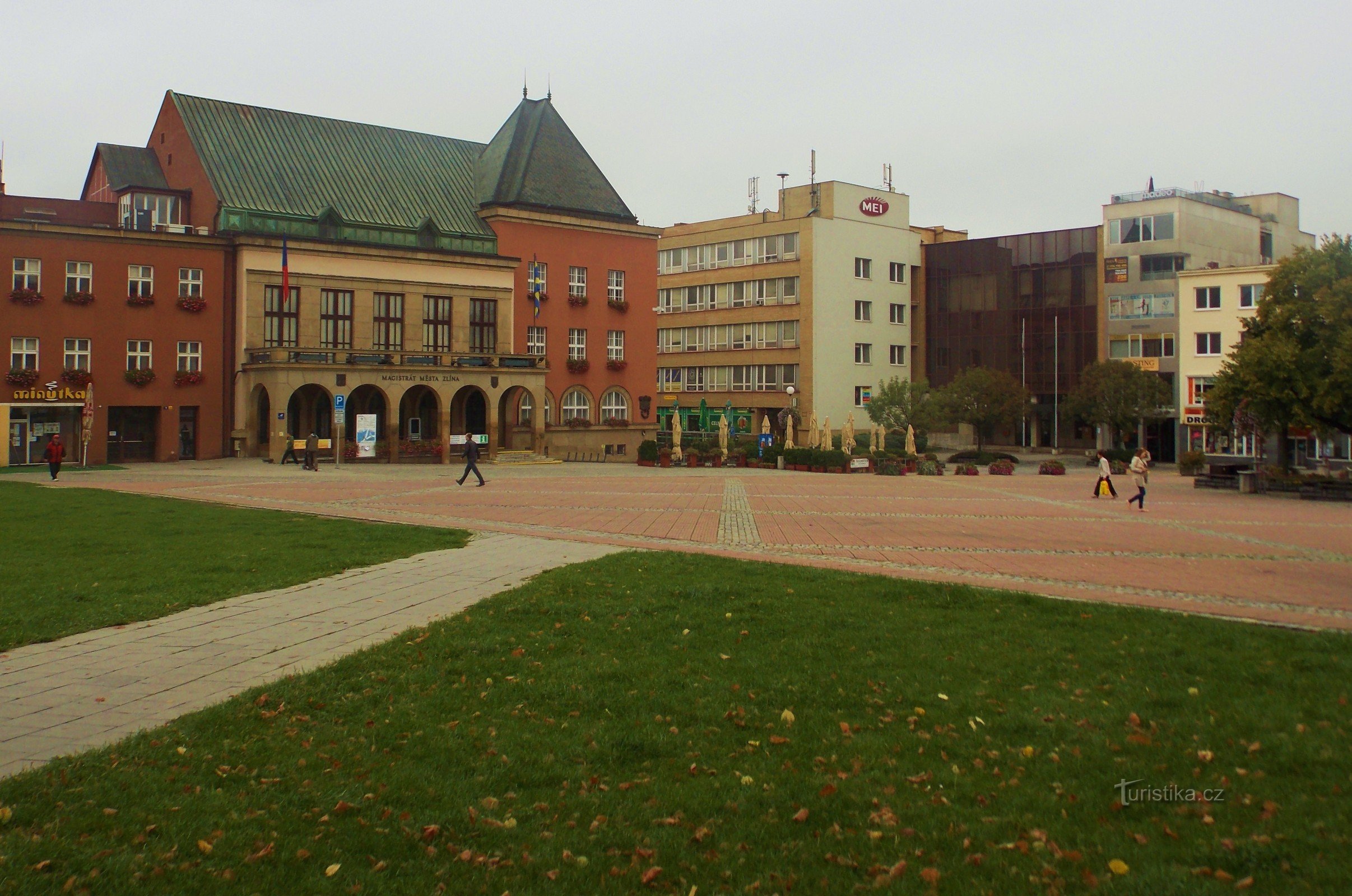 Een rustplaats - een park met een fontein in Zlín op Náměstí Miru