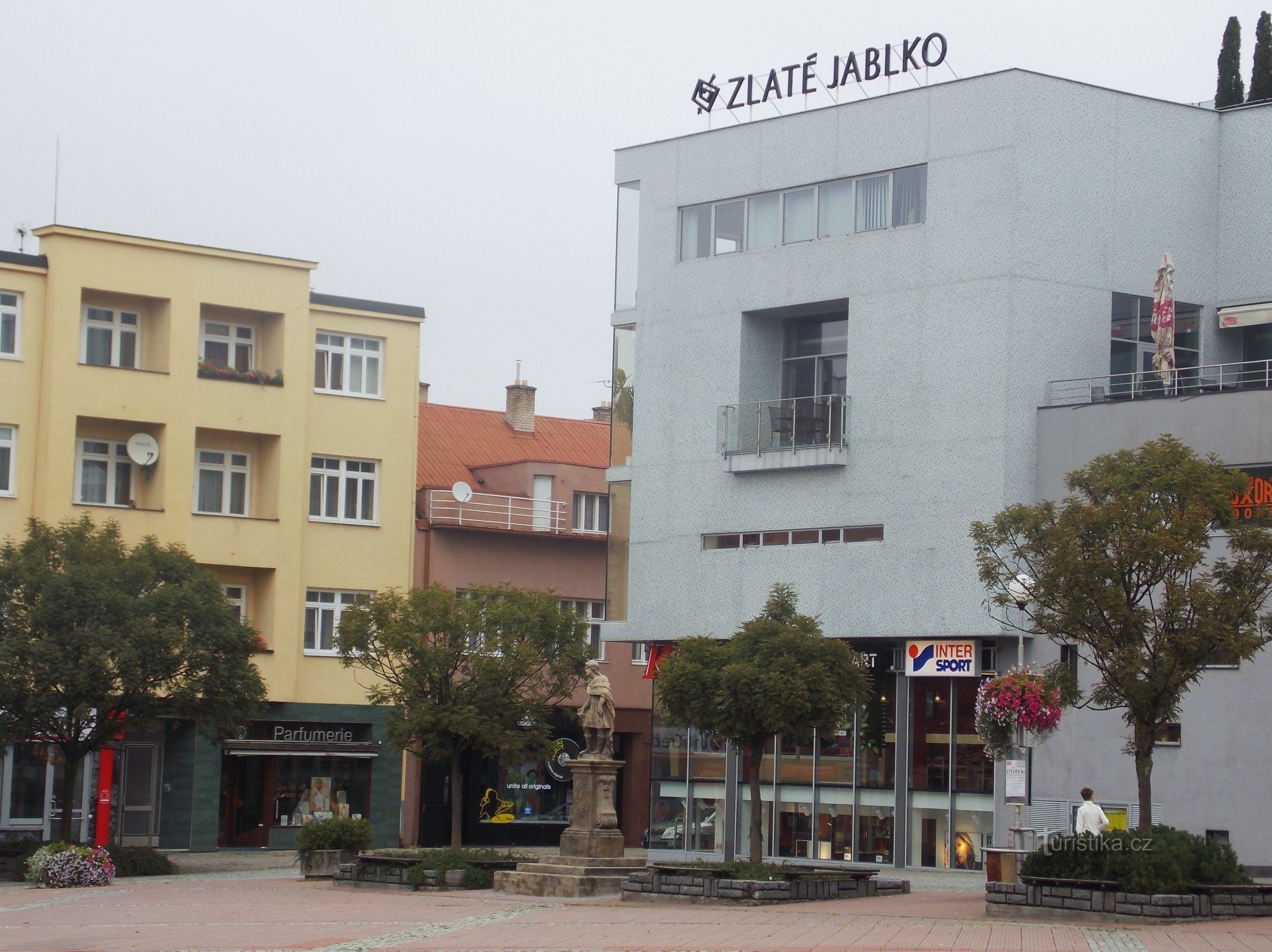 Een rustplaats - een park met een fontein in Zlín op Náměstí Miru