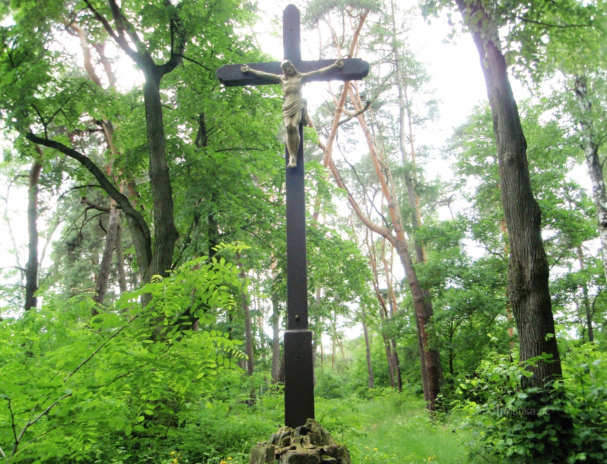 Ein Ort mit einem Kreuz