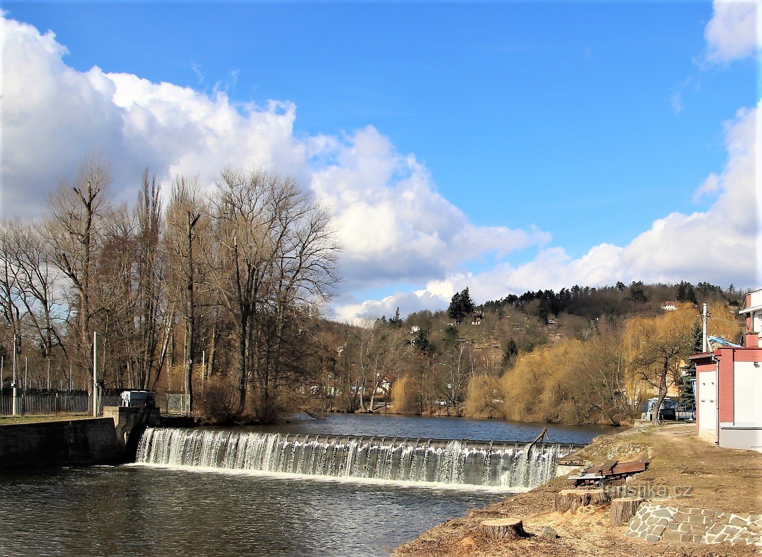 Locul evenimentului este situat deasupra barajului Komin, lângă malul râului Svratka