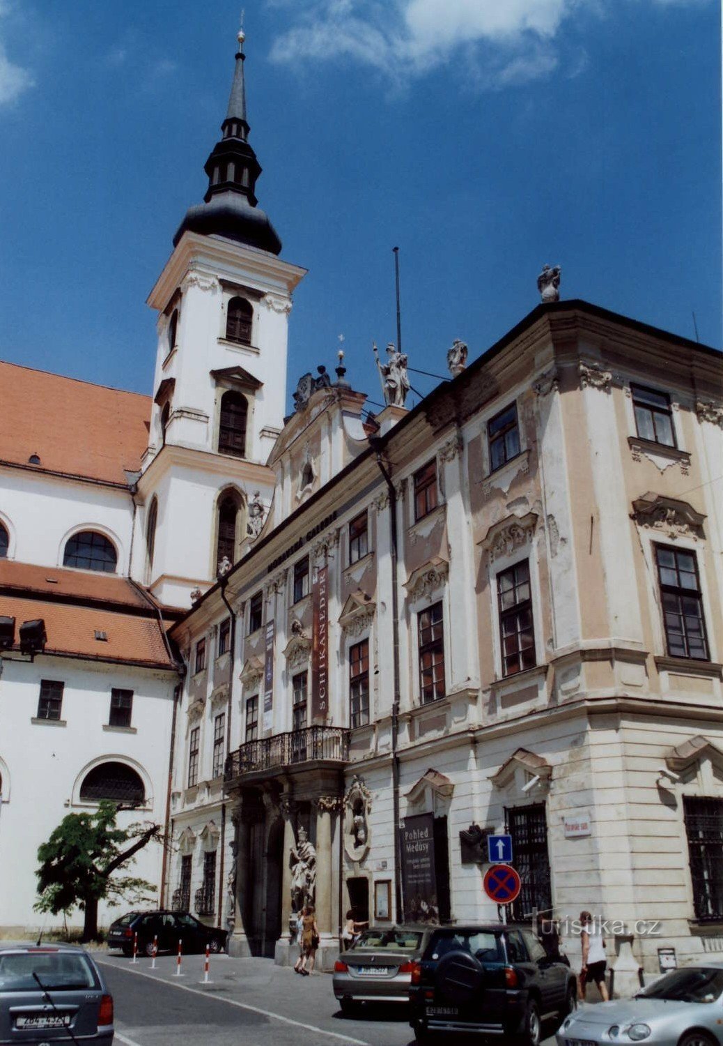 Der Gouverneurspalast und die Kirche St. Thomas