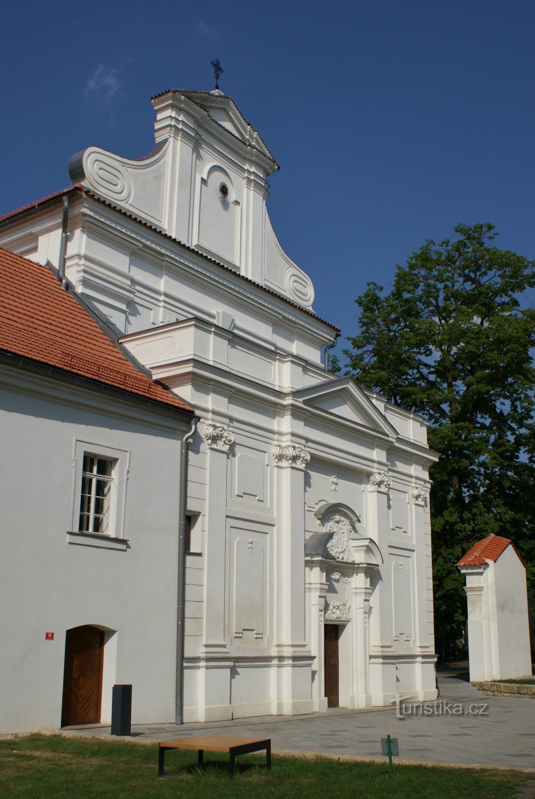 Mladá Boleslav - Szent István-templom. Bonaventures és a piarista kolostor