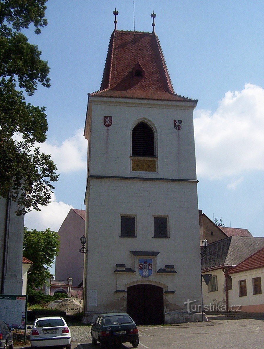 Mladá Vožice-哥特式塔 Hláska 建于 15 世纪。 在广场上直到 1872 年市政厅 - 照片：Ulrych Mir。