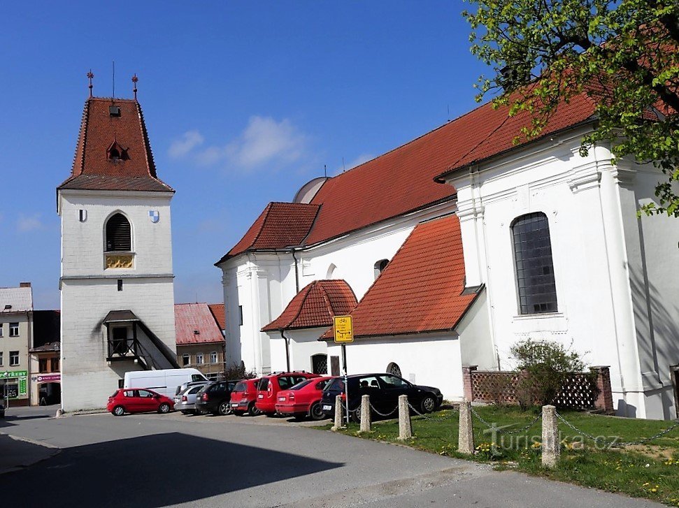 Mladá Vožice, dzwonnica i kościół św. Jaskółka oknówka