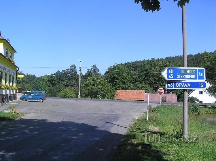 Mladecko: Vista del ayuntamiento, la carretera principal Opava - Olomouc