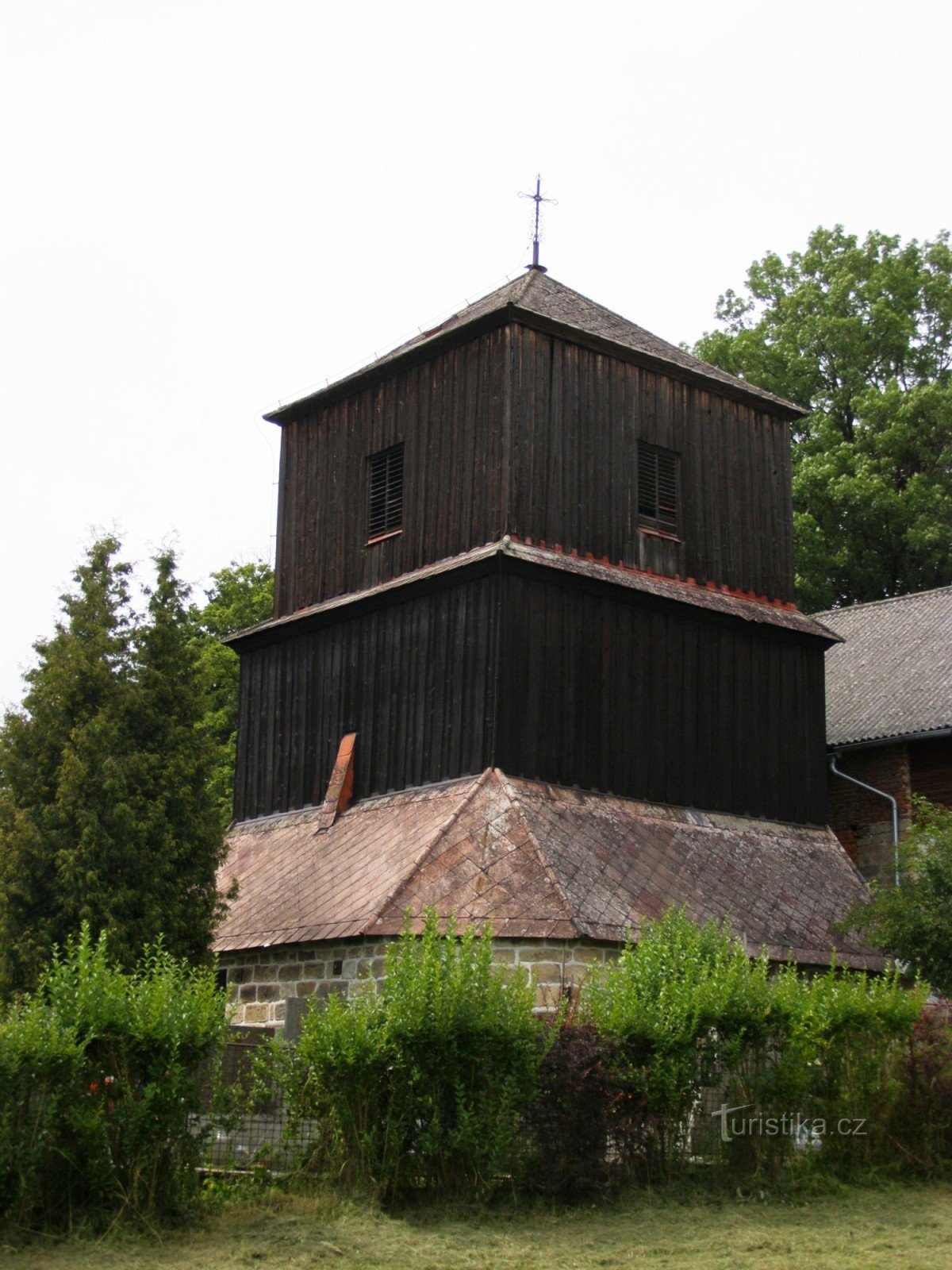 Mladějov - a igreja de St. Giljí com a torre do sino