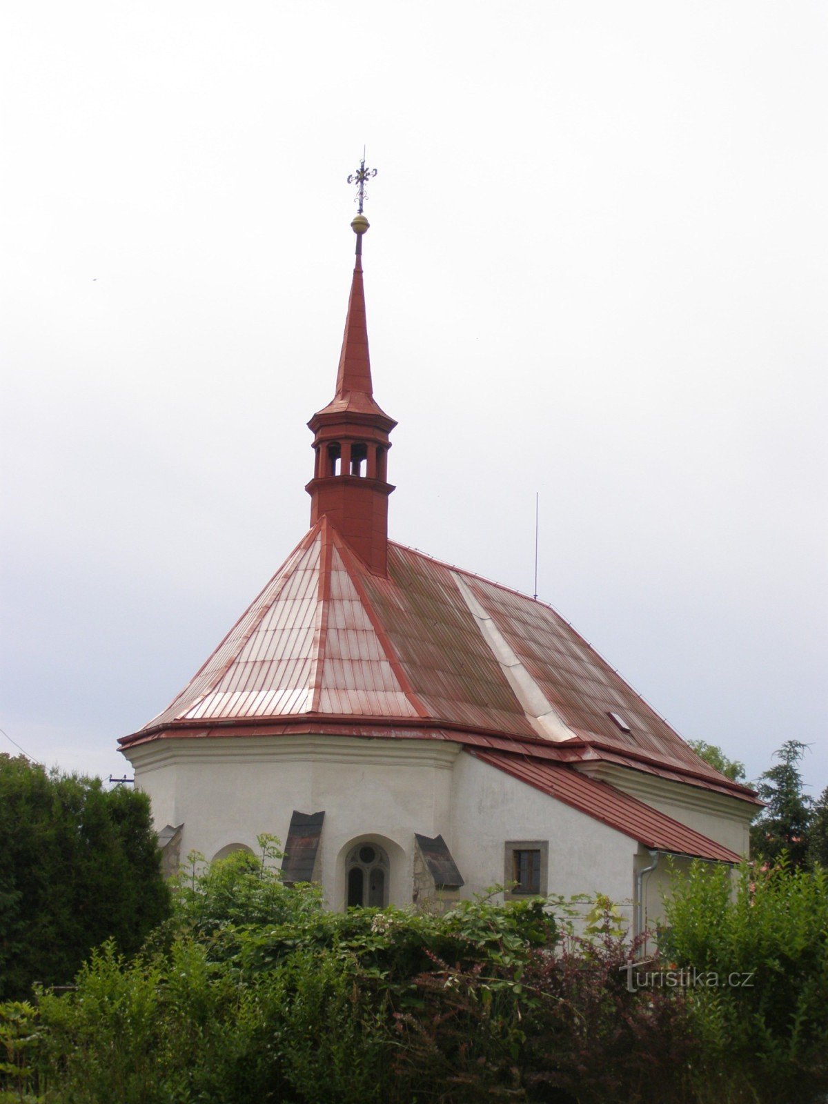 Mladějov - kirken St. Giljí med klokketårnet