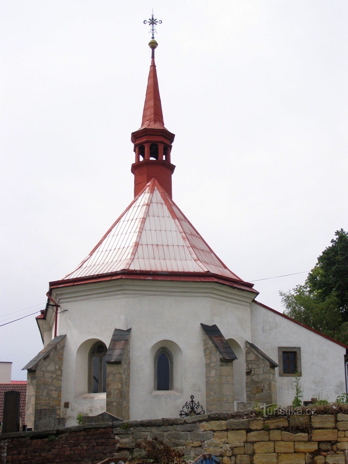Mladějov - kościół św. Giljí z dzwonnicą