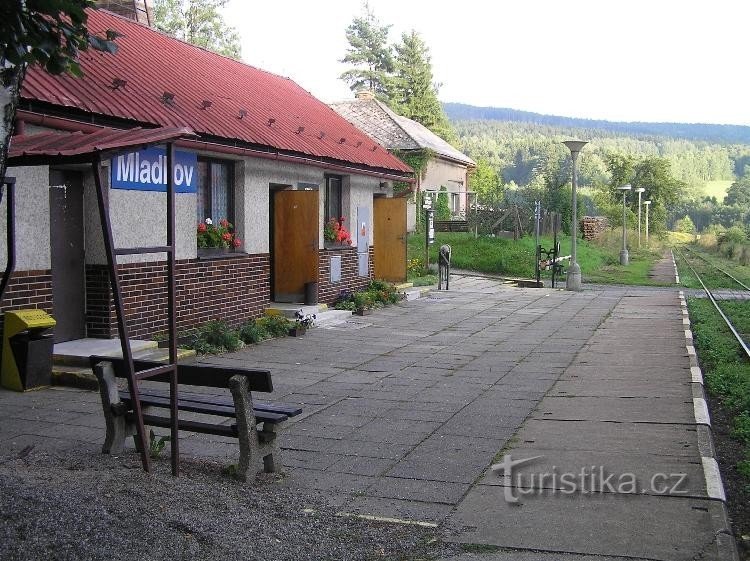 Estación de tren de Mladkov: El tiempo ha olvidado la estación aquí...