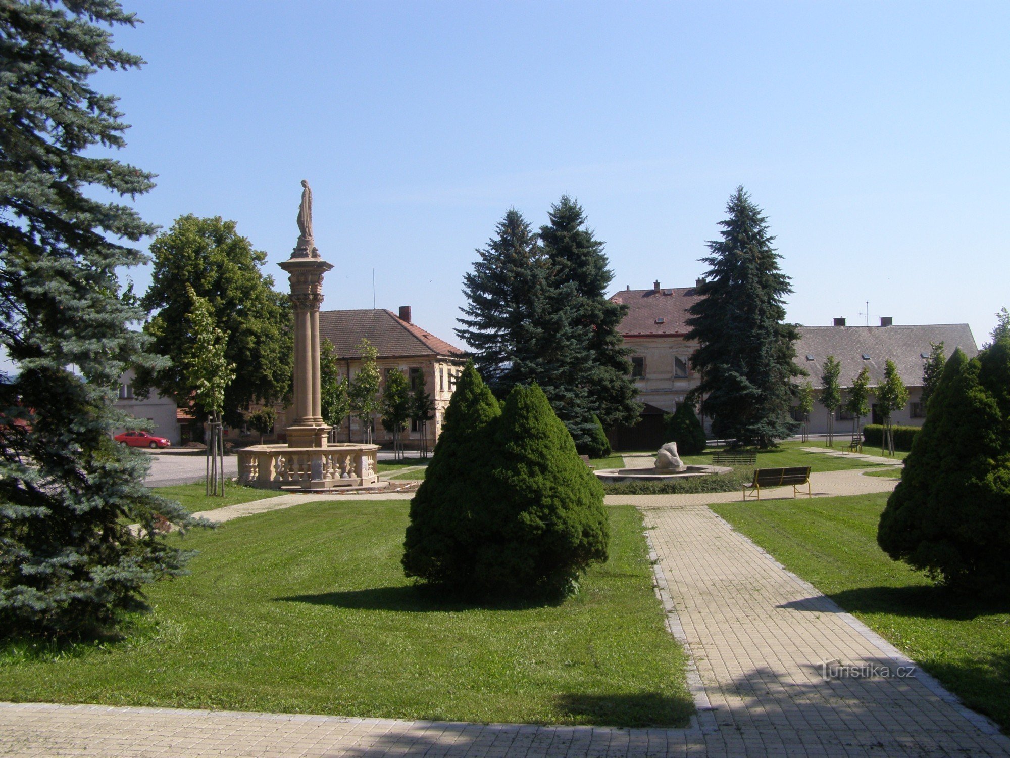 Mlázovice - piazza, insieme di monumenti