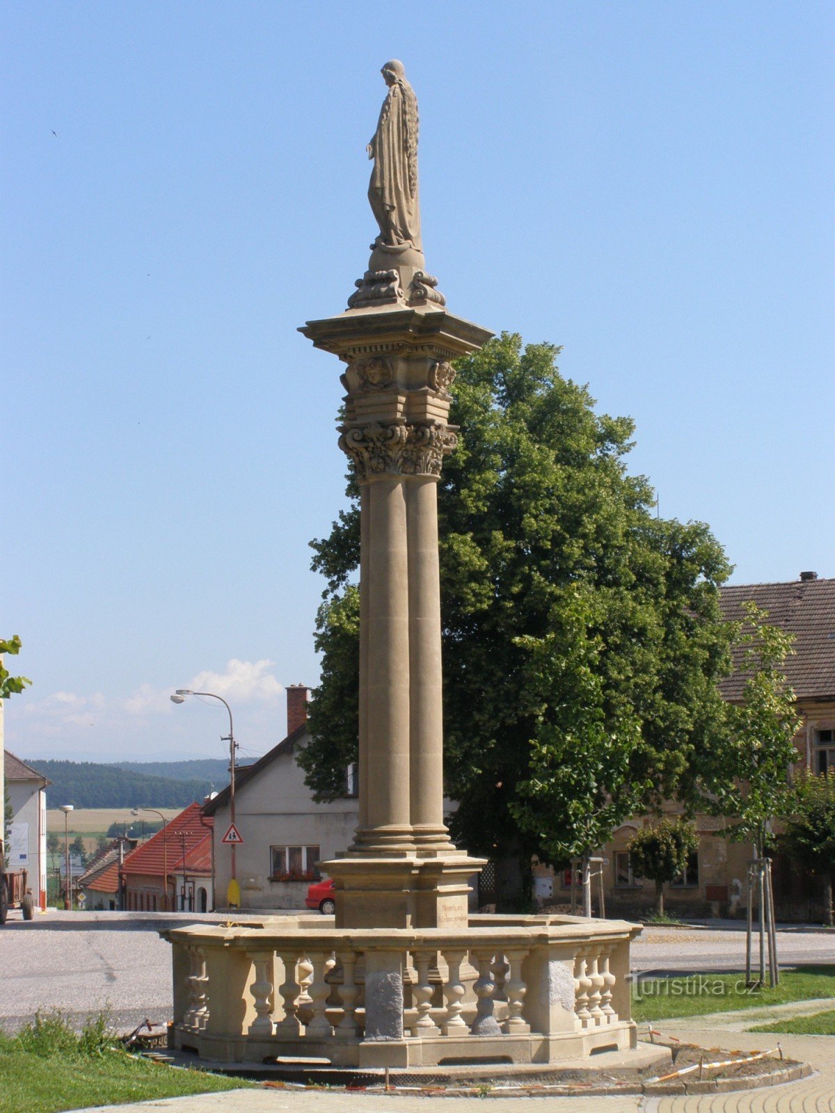 Mlázovice - piazza, insieme di monumenti