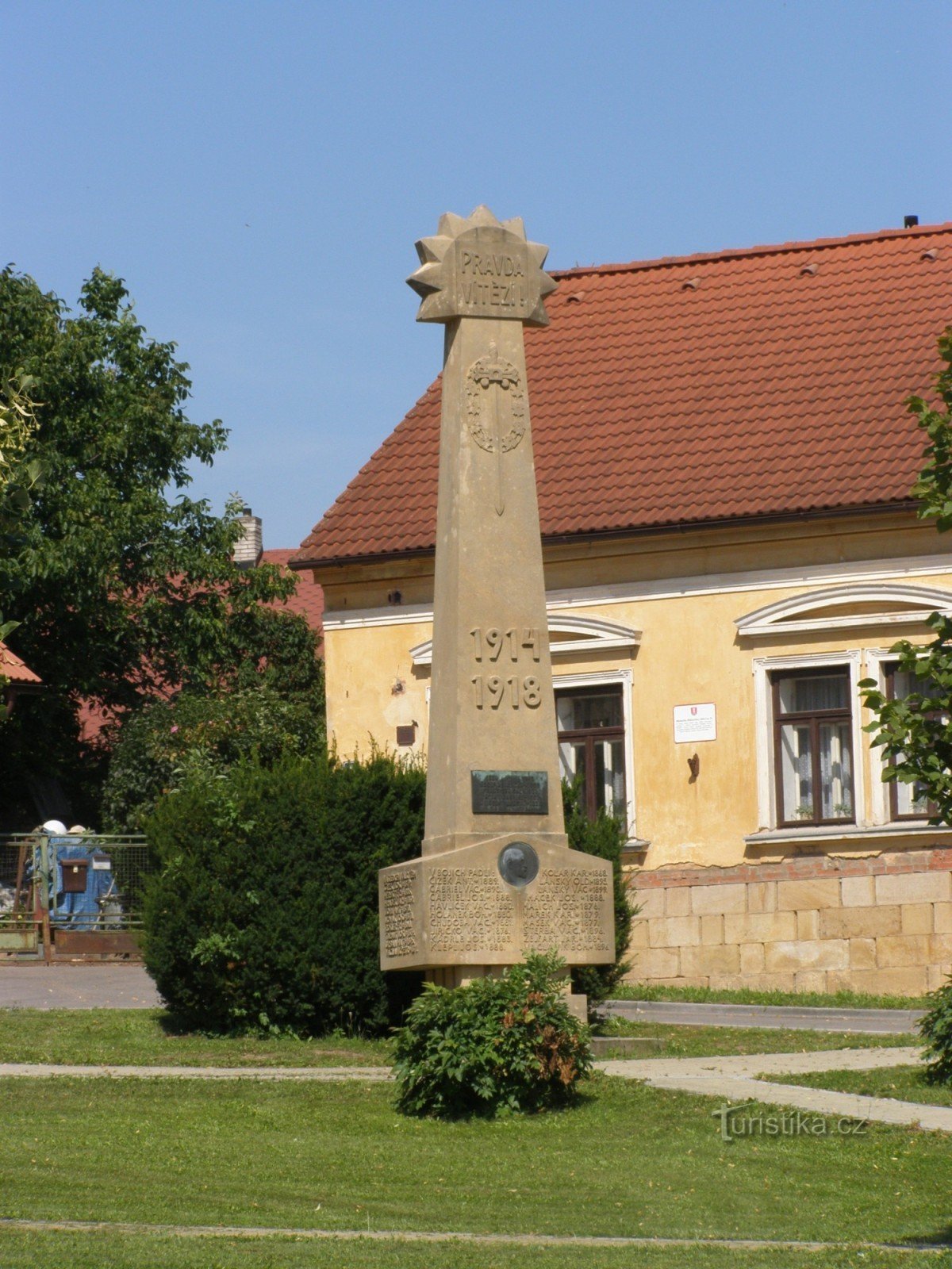 Mlázovice - piazza, insieme di monumenti