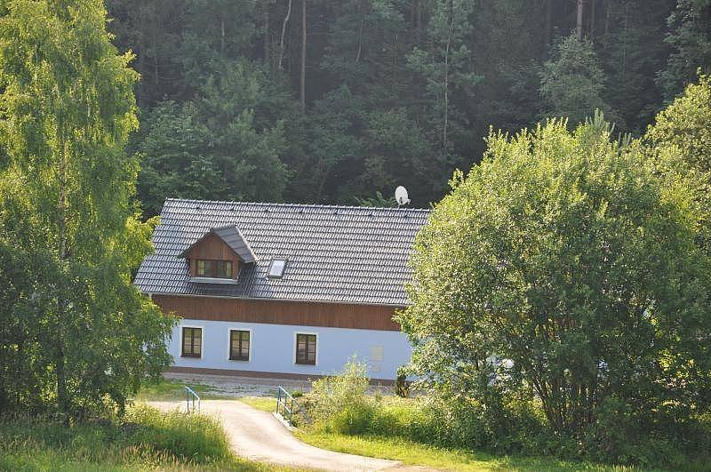 Mlýn Lidmaň - widok ogólny "w samotności pod lasem"