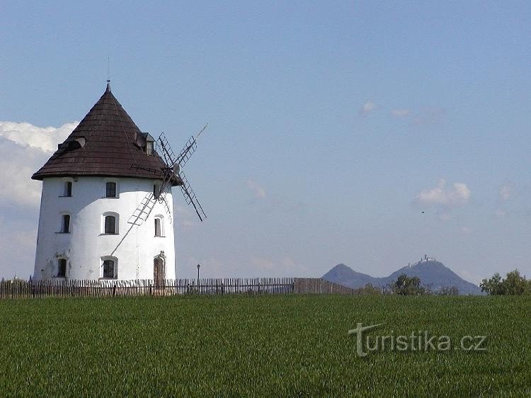 Im Hintergrund die Mühle, Bezděz