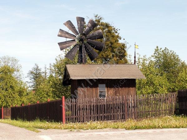 mlýnek s větrnou turbínou