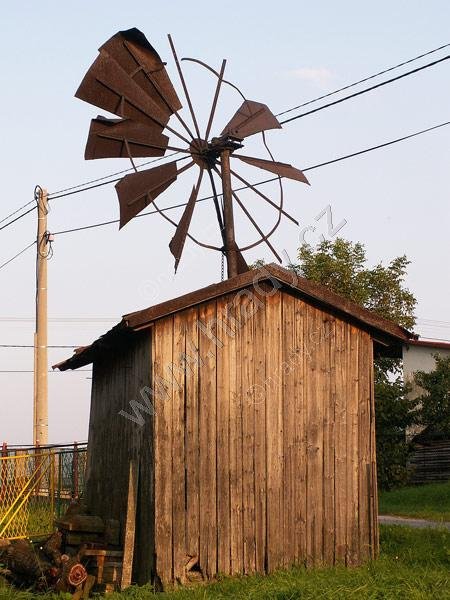 mlýnek s větrnou turbínou