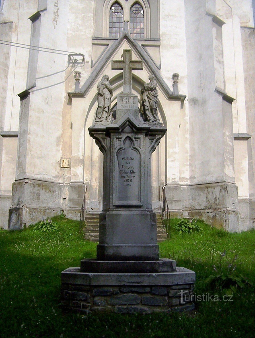 Monaco di Baviera - croce con scultura del 1878 davanti alla chiesa - Foto: Ulrych Mir.