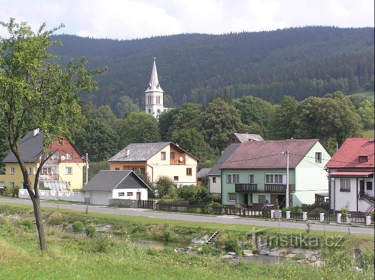 München: Blick auf das Dorf, den Fluss Černá Opava, im Hintergrund die Kirche