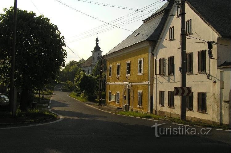 München: Blick von der Hauptstraße auf die Kirche