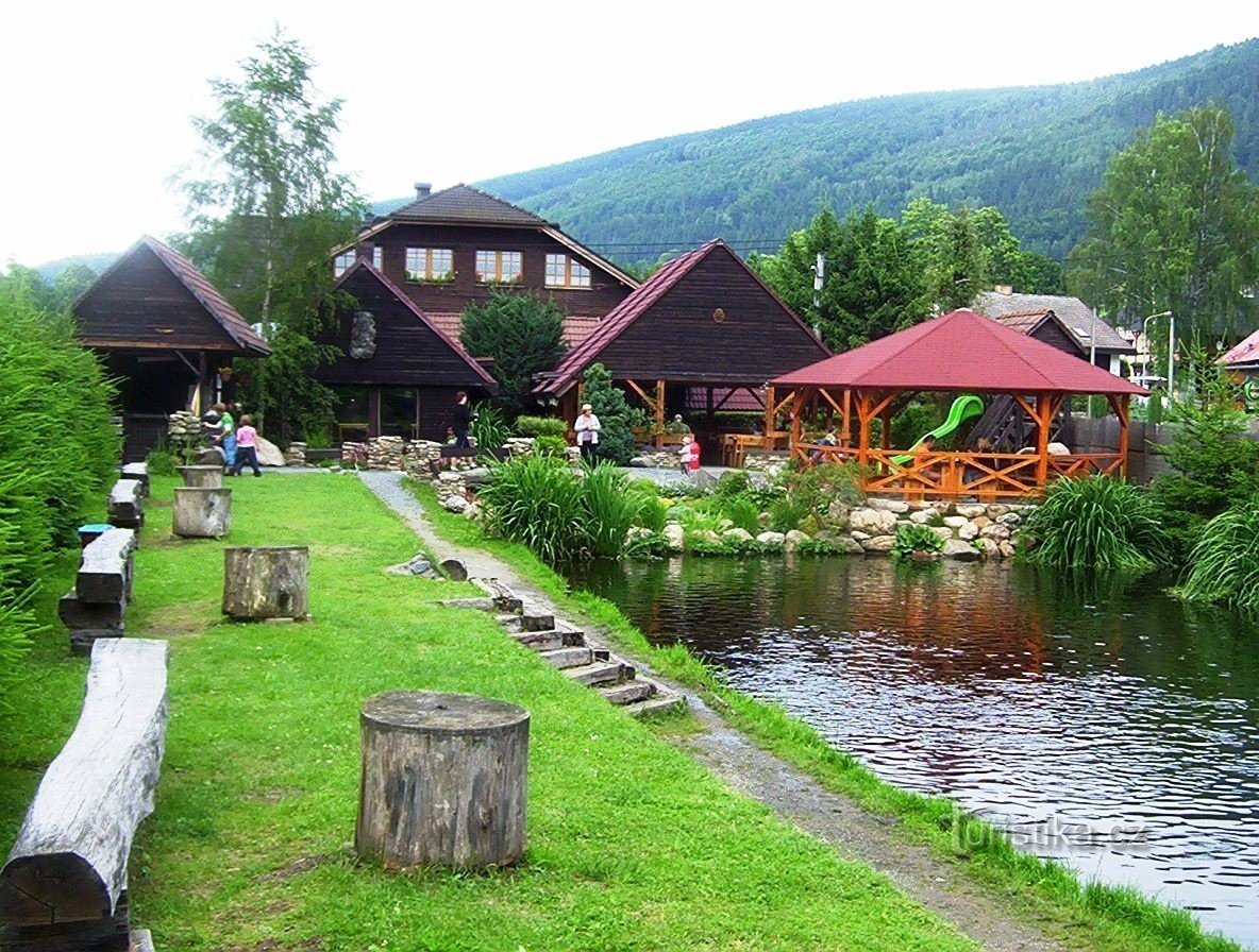 München-Fischerbastei-Restaurant mit Teich-Foto: Ulrych Mir.