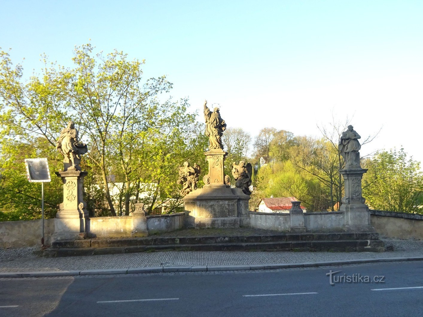 Mnichovo Hradiště és a Szent István-szobor. Jan Nepomucký