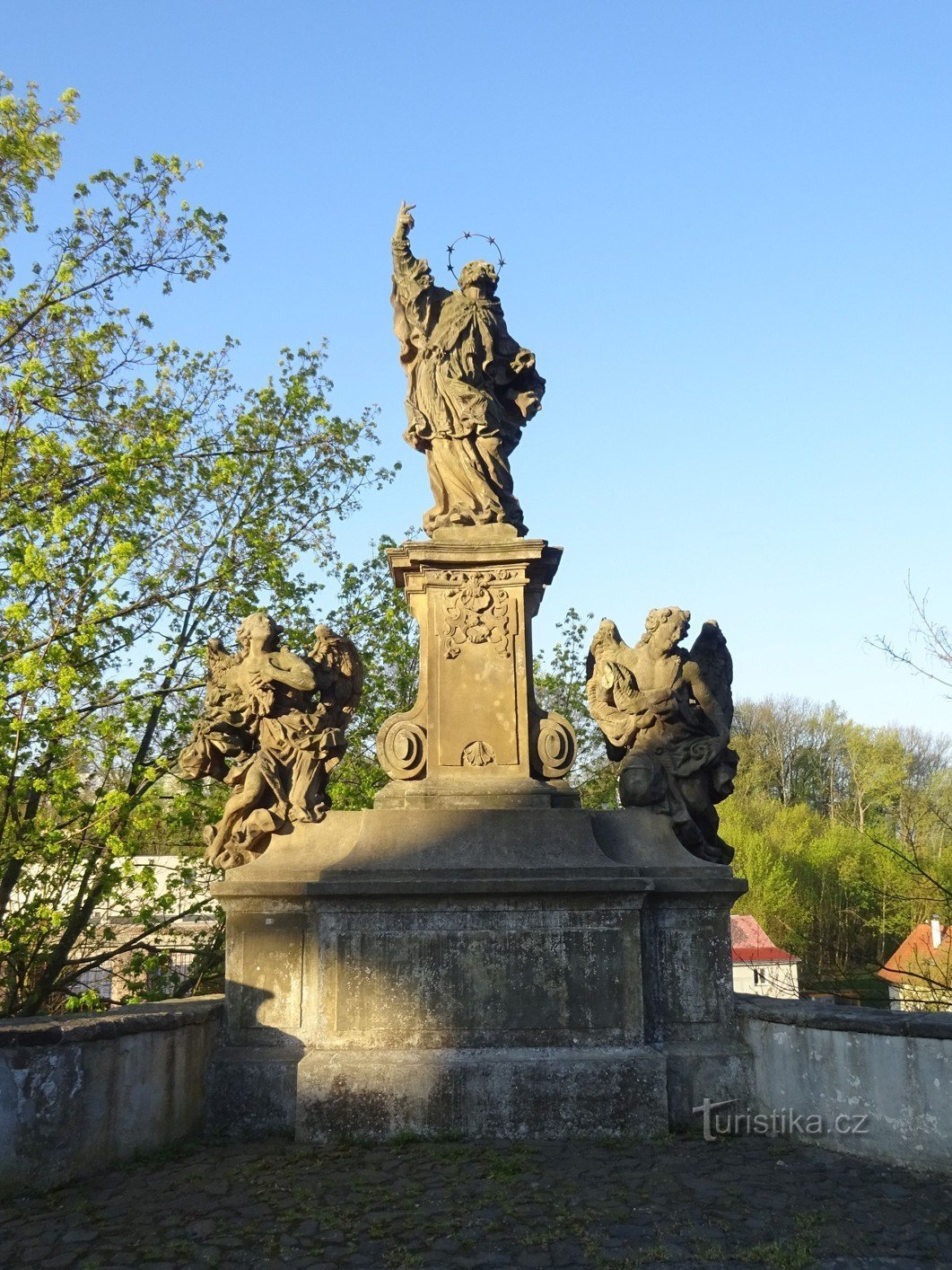 Mnichovo Hradiště és a Szent István-szobor. Jan Nepomucký