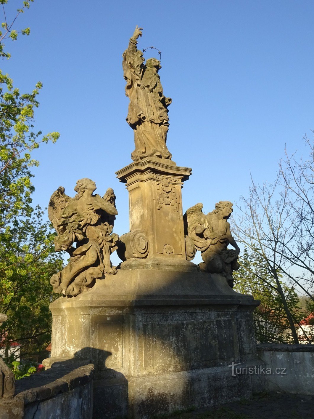 Mnichovo Hradiště és a Szent István-szobor. Jan Nepomucký
