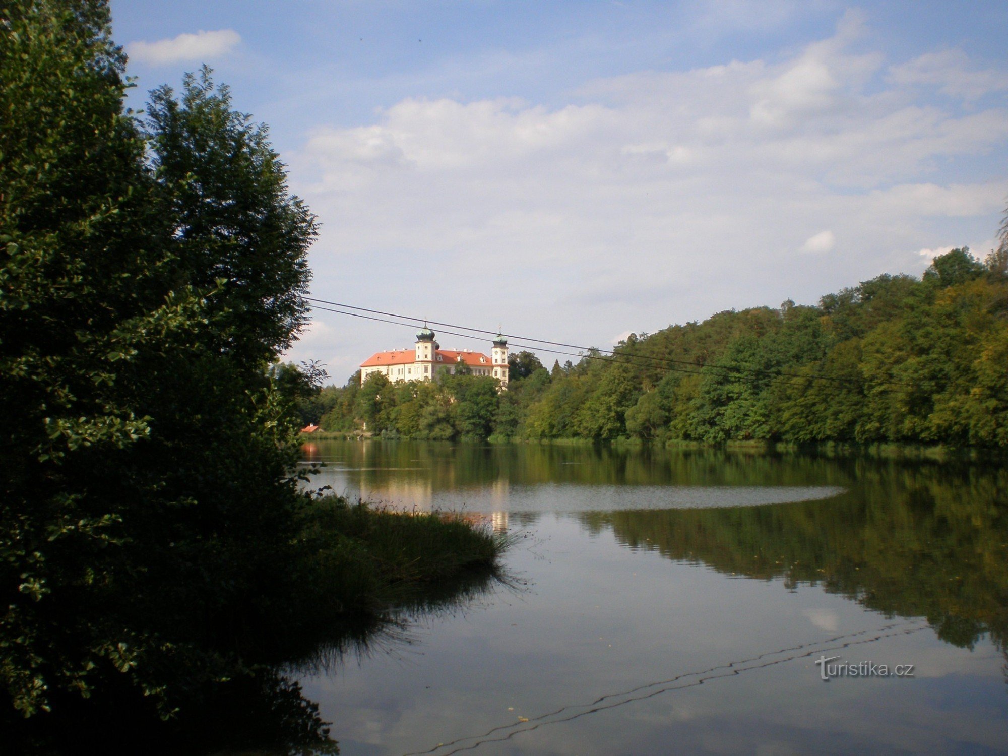 Mníšek pod Brdy - château de l'autre côté de l'étang