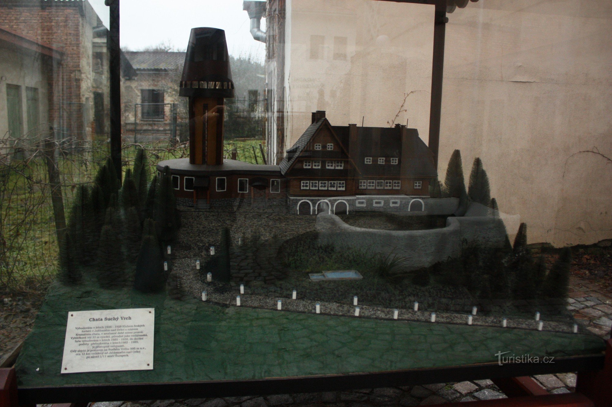 Model van het huisje en uitkijktoren op Suché Vrch in Jablonné in het Orlické-gebergte
