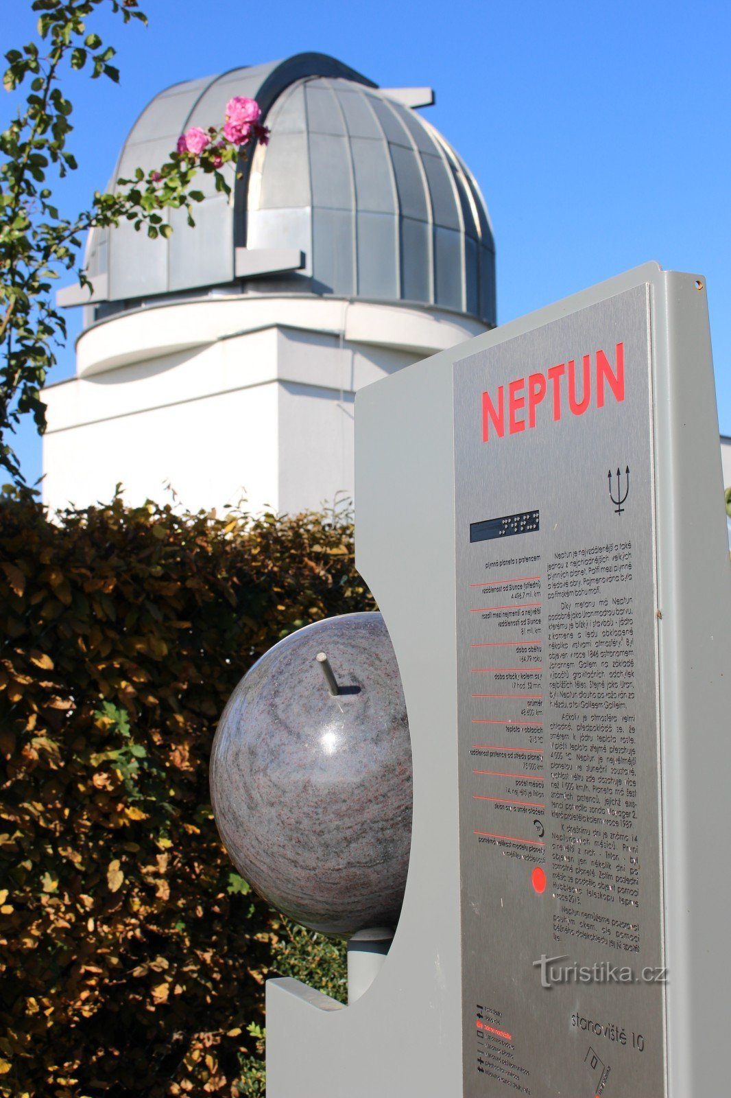 Model planety Neptun u hvězdárny